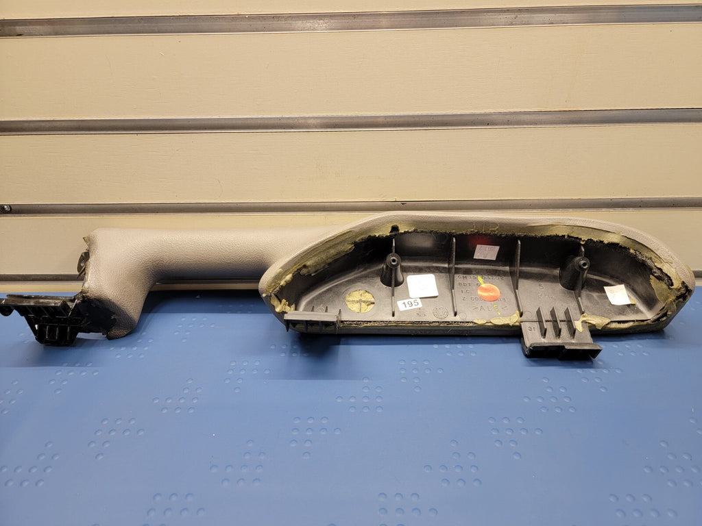 03-06 Silverado SIERRA TAHOE Door Panel ARMREST Front right Handle light gray H2