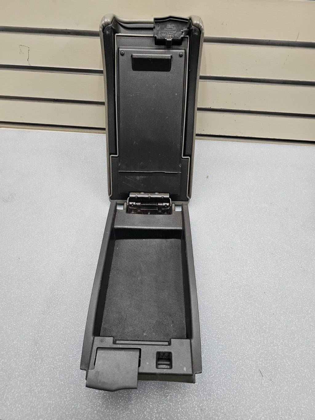 08-12 Chevy Malibu FRONT CENTER CONSOLE LID ARMREST ASSEMBLY STORAGE COVER GRAY