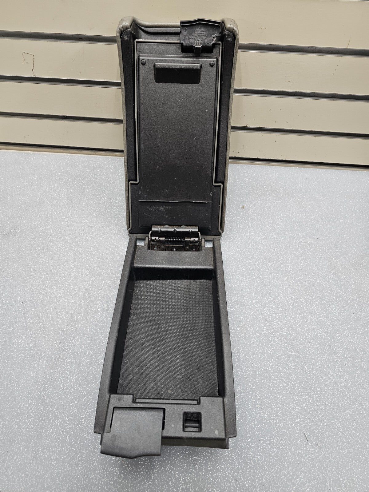 08-12 Chevy Malibu FRONT CENTER CONSOLE LID ARMREST ASSEMBLY STORAGE COVER GRAY