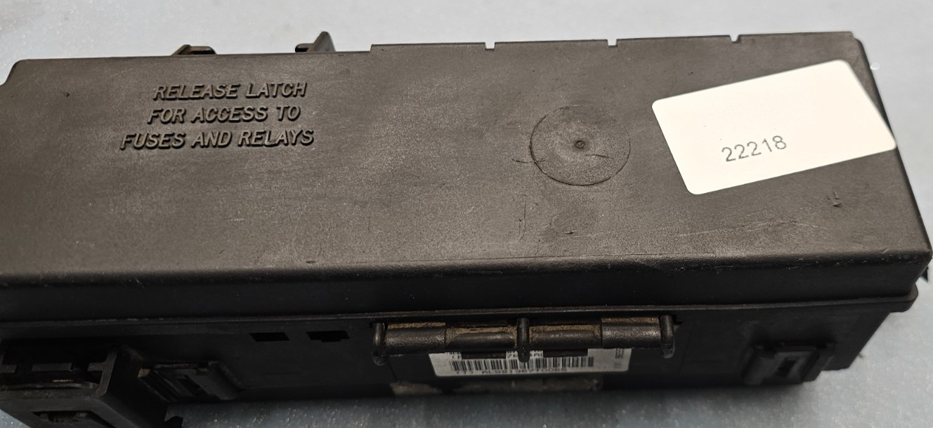 🔥2007 Jeep Liberty Under Hood Engine Relay Fuse Box Power Module Junction Block