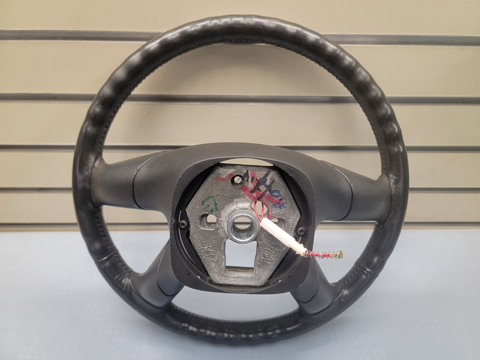 02-09 Trailblazer Envoy03-06 SILVERADO SIERRA YUKON STEERING WHEEL LEATHER BLACK
