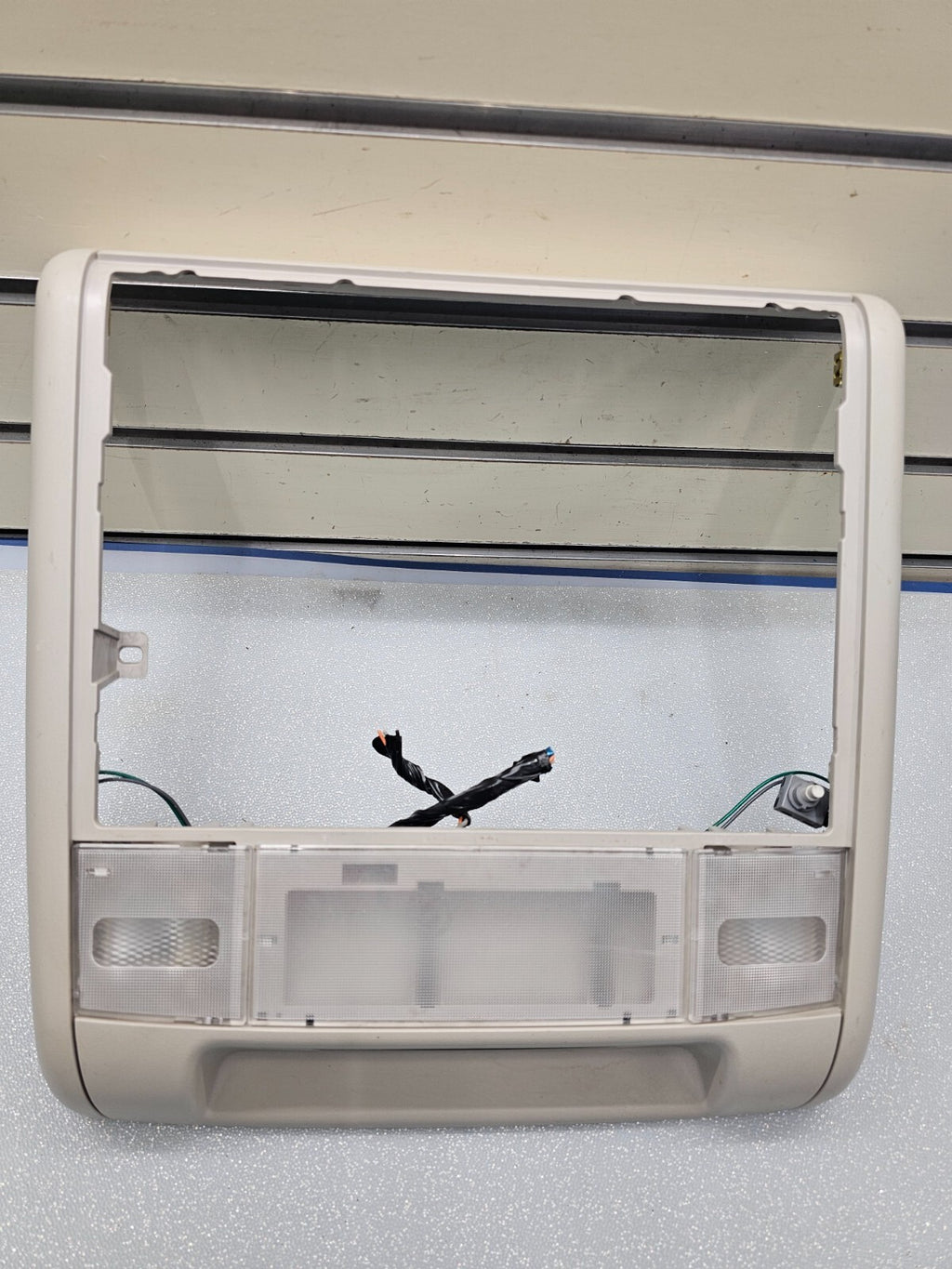 🔥07-14 Tahoe Yukon Escalade Overhead Monitor Console Panel Dome Map Light Gray