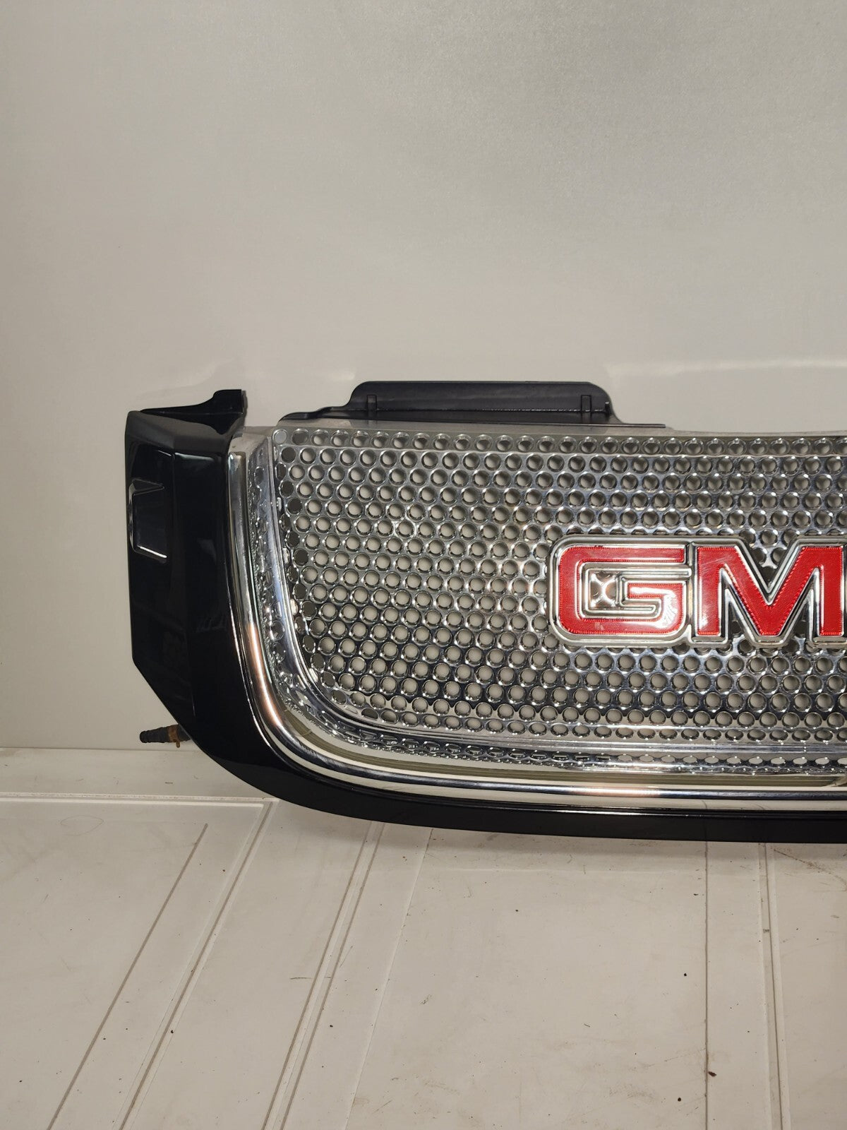 07-14 GMC Yukon Chevy Suburban Tahoe Denali Upper Bumper Grille GRAY (Chrome)