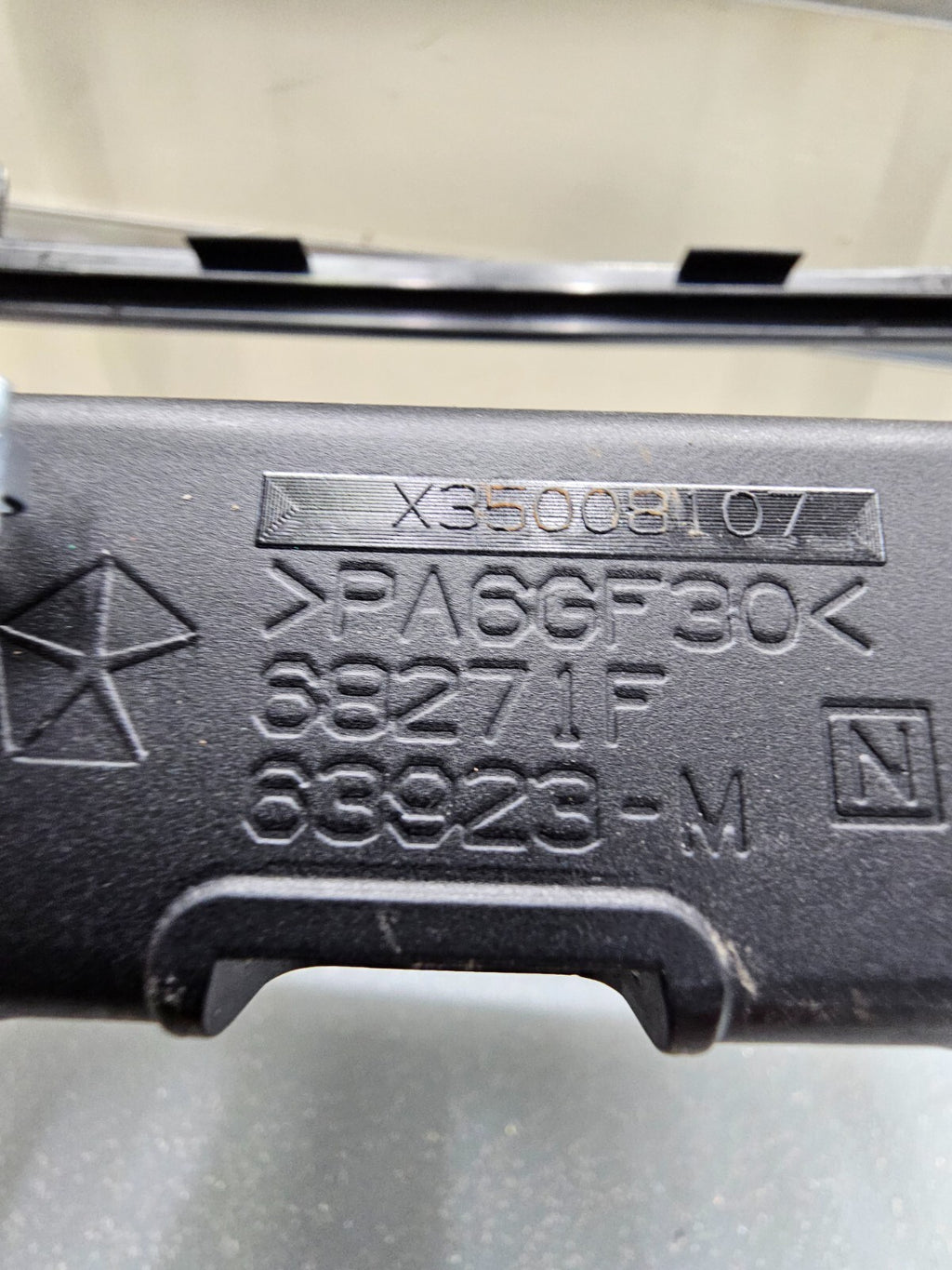05-07JEEP GRAND CHEROKEE COMMANDER DASHPANEL RADIO SURROUND TRIM BEZEL SILVERB70