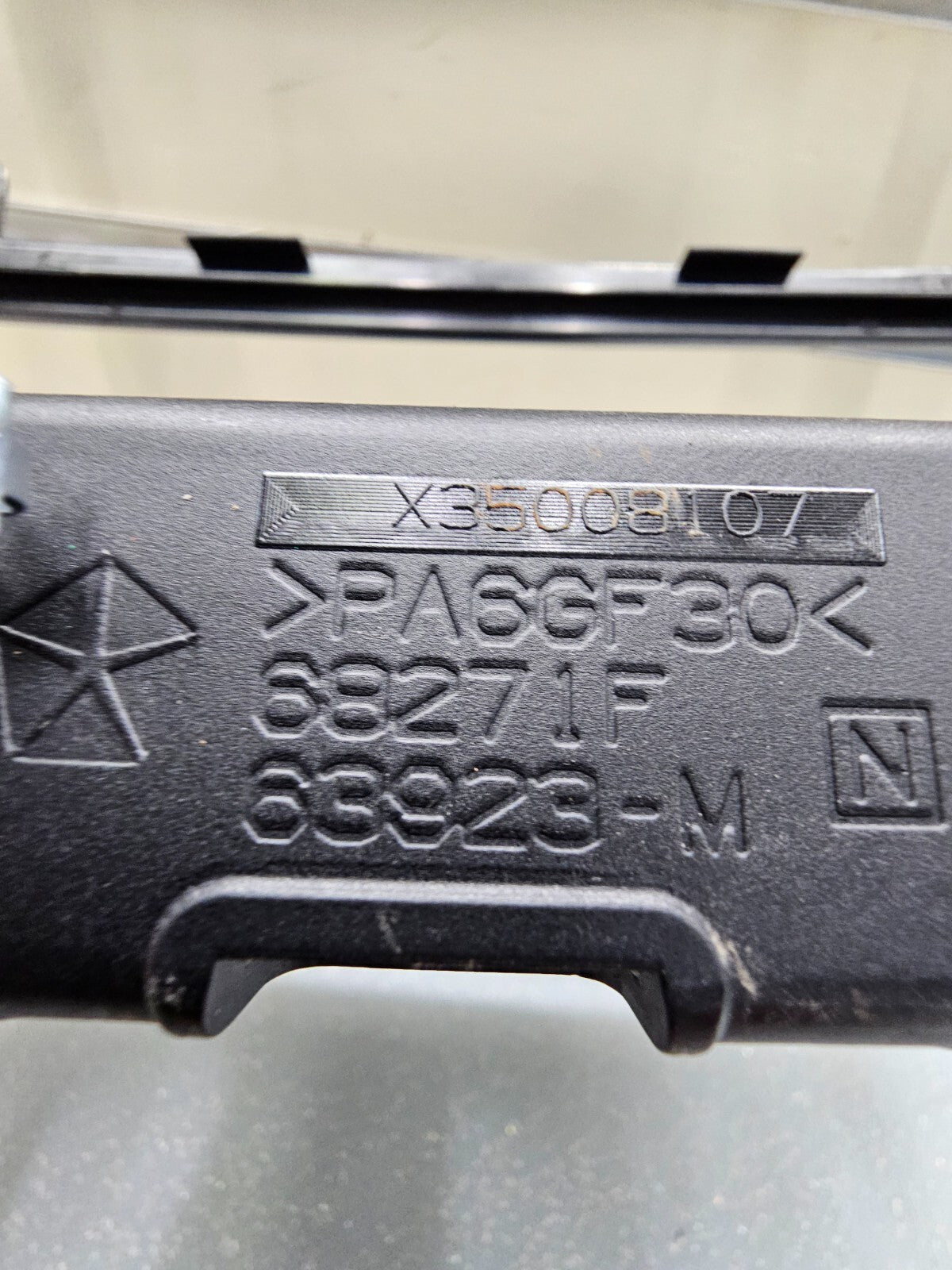 05-07JEEP GRAND CHEROKEE COMMANDER DASHPANEL RADIO SURROUND TRIM BEZEL SILVERB70