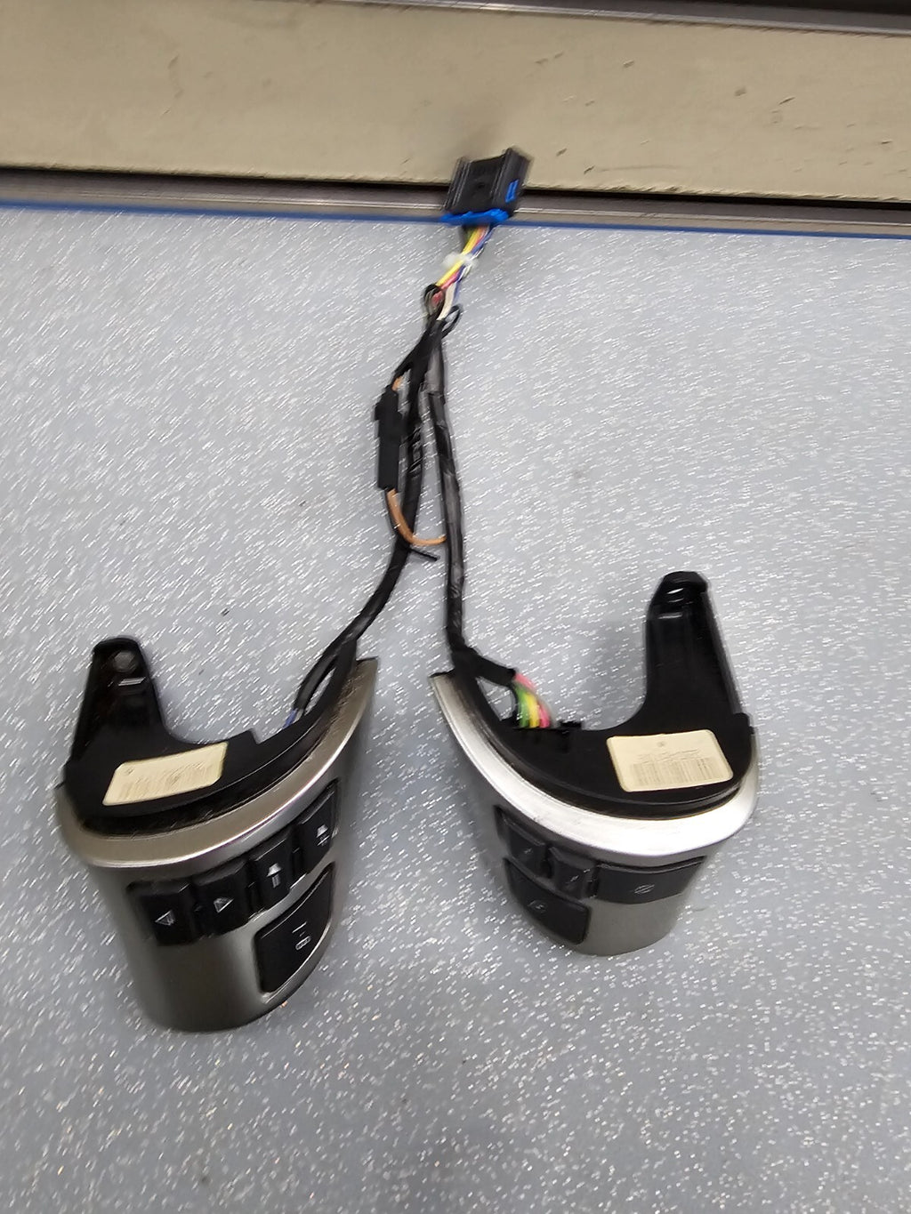 06-09 Pontiac G6 Steering Wheel Radio Cruise Control Switch Push Button Assembly