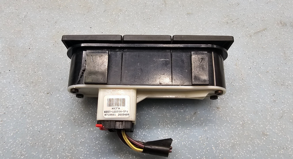 06-09 FUSION MERCURY MILAN CENTER DASH HAZARD BUTTON SWITCH PASS RADIO BEZEL