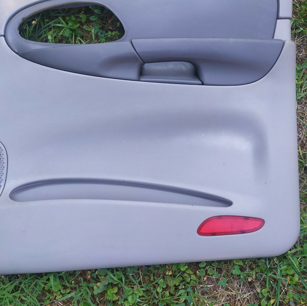 🔥02-09 CHEVY TRAILBLAZER Door Panel Front RIGHT Passenger armrest LIGHT GRAY D8