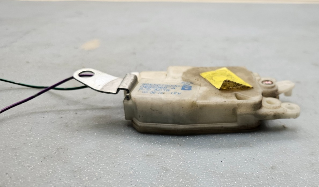 05-12 Nissan Pathfinder Armada Lid Door Window Glass Actuator Lock Assembly OEM