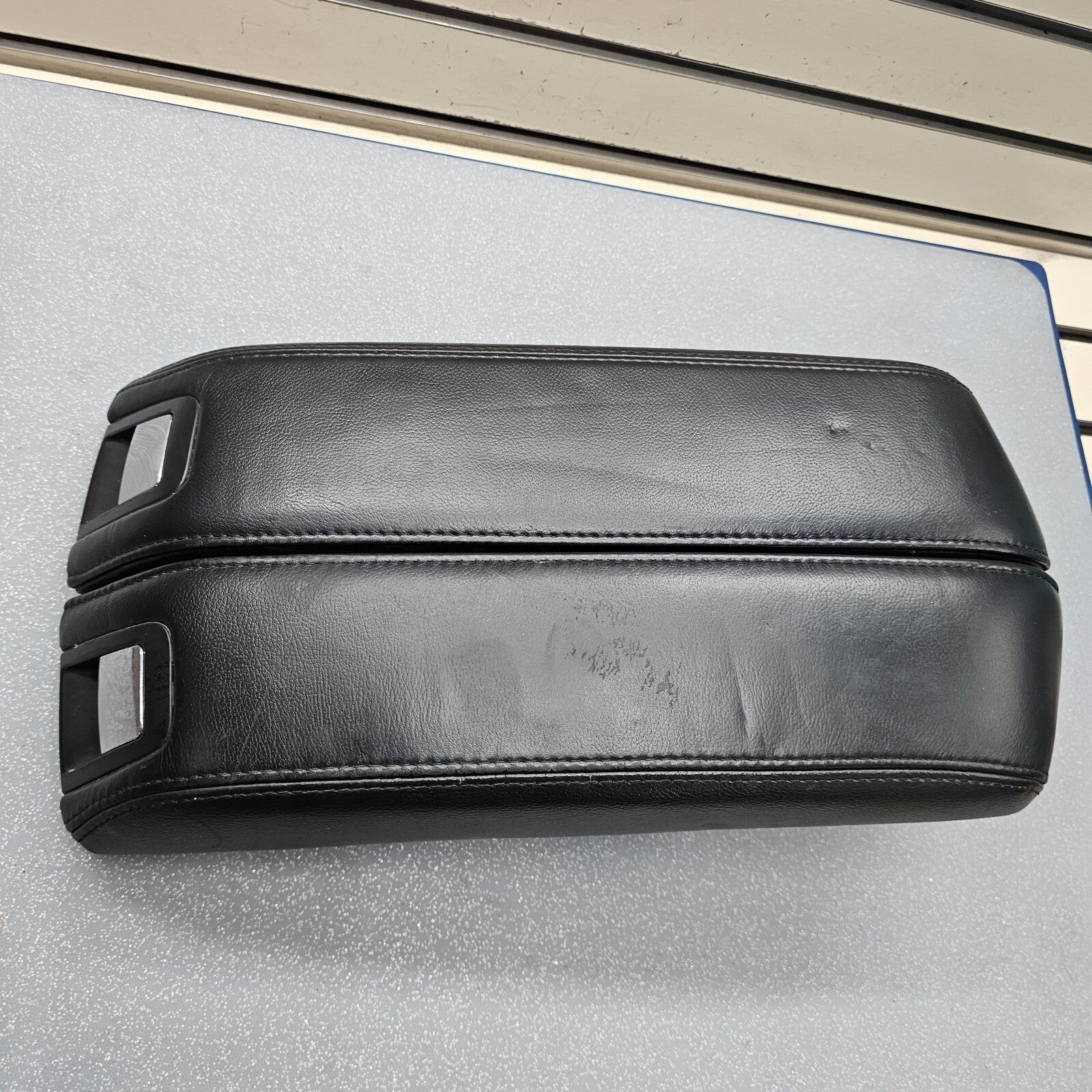 13-19 LINCOLN MKT Front Floor Console Arm Rest Lid Cover Top Pad Assembly Black