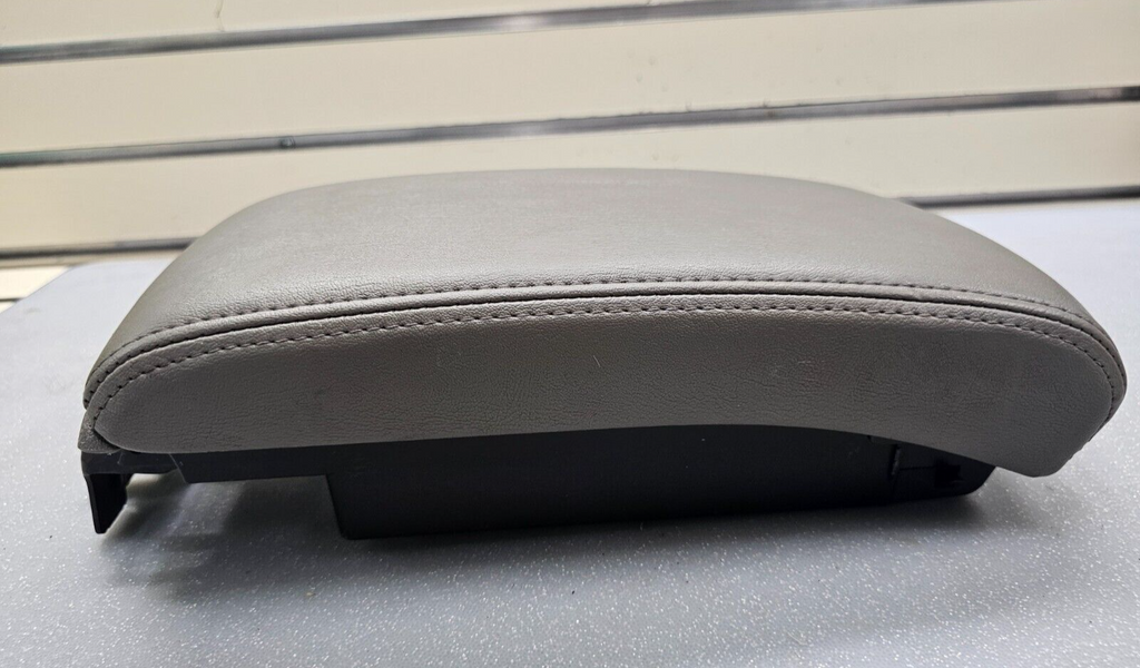 08-12 Chevy Malibu FRONT CENTER CONSOLE LID ARMREST ASSEMBLY STORAGE COVER GRAY