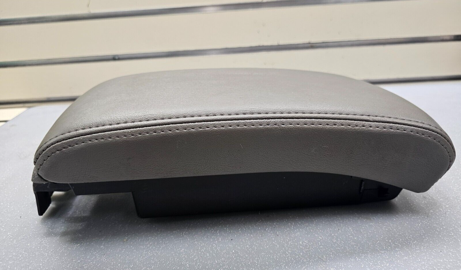 08-12 Chevy Malibu FRONT CENTER CONSOLE LID ARMREST ASSEMBLY STORAGE COVER GRAY