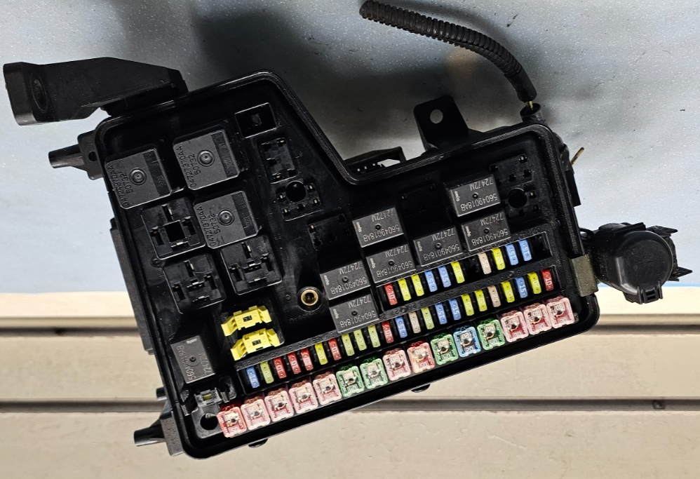 🔥02-05 Dodge Ram Engine TIPM Fuse Box Junction Body Control Distribution Module