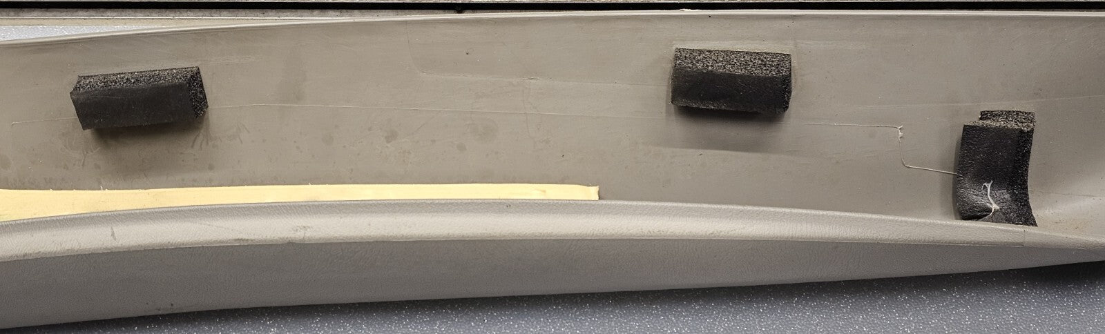99-06 SILVERADO SIERRA Roof Molding A PILLAR Trim RIGHT Passenger LIGHT GRAY P3