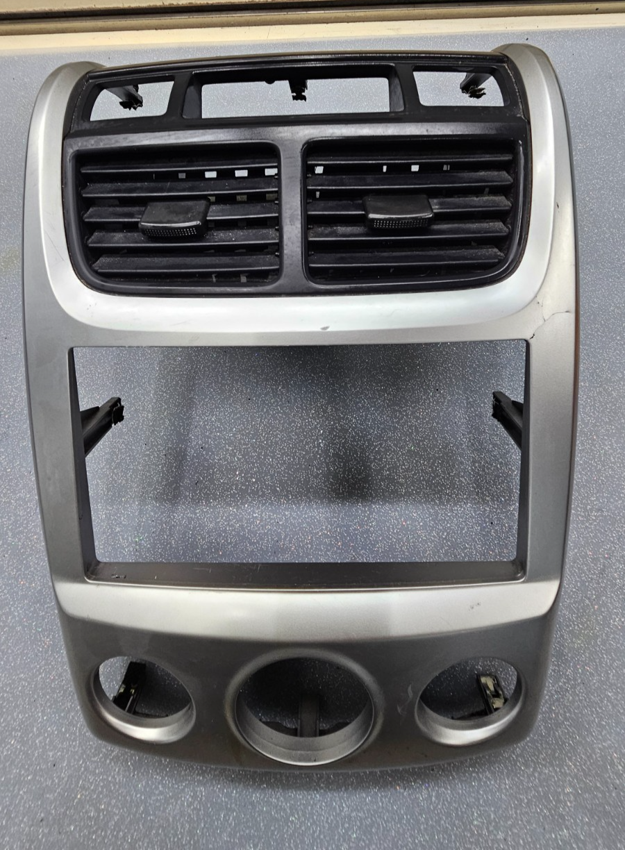 05-09 SPORTAGE CENTER DASH RADIO STEREO BEZEL TRIM PANEL CLIMATE CONTROL SILVER