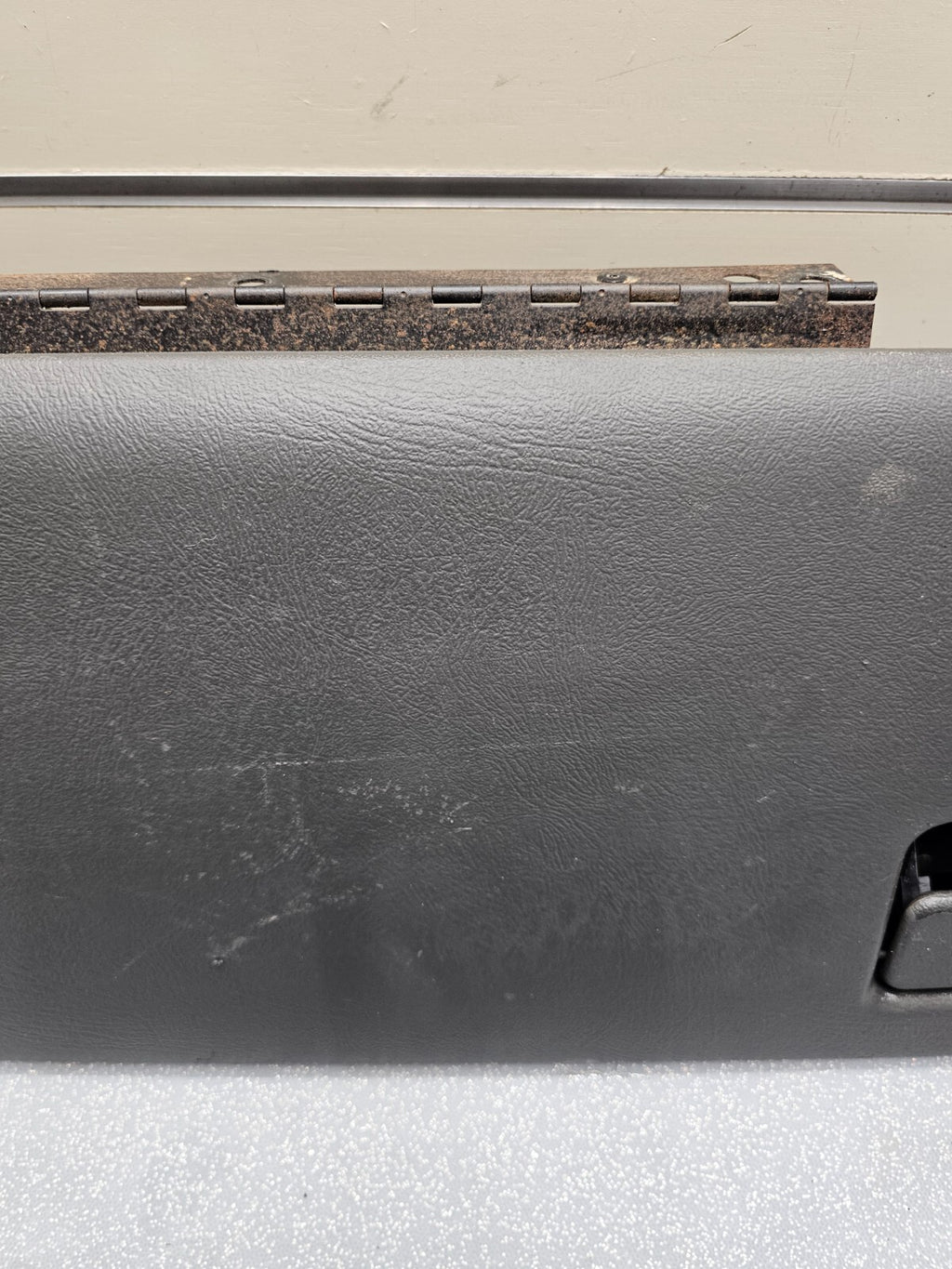 99-06 SILVERADO SIERRA Dash GLOVE BOX Storage Compartment Assembly DARK GRAY G3