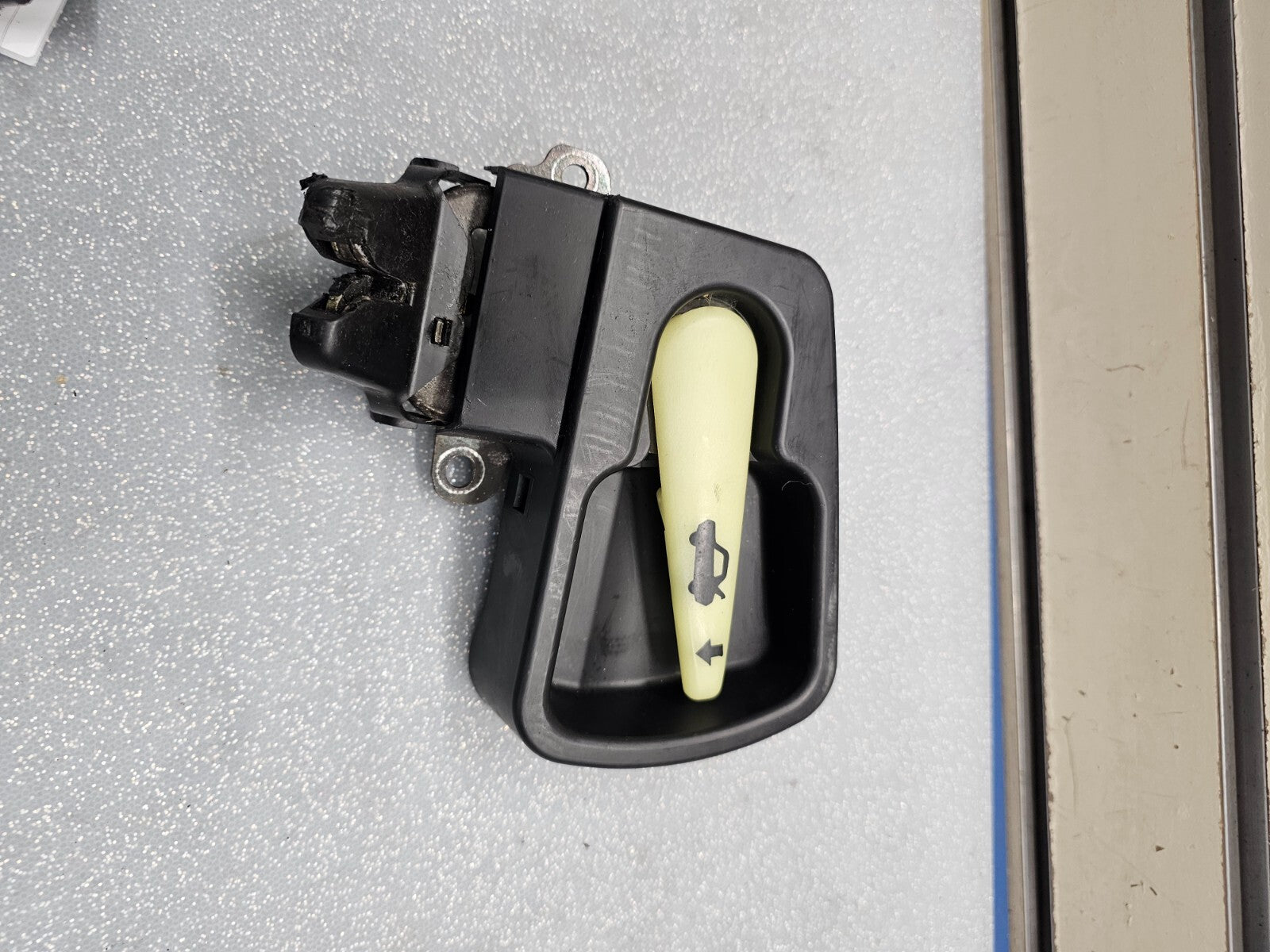 98-02 TOYOTA COROLLA TRUNK LATCH RELEASE ACTUATOR /TC