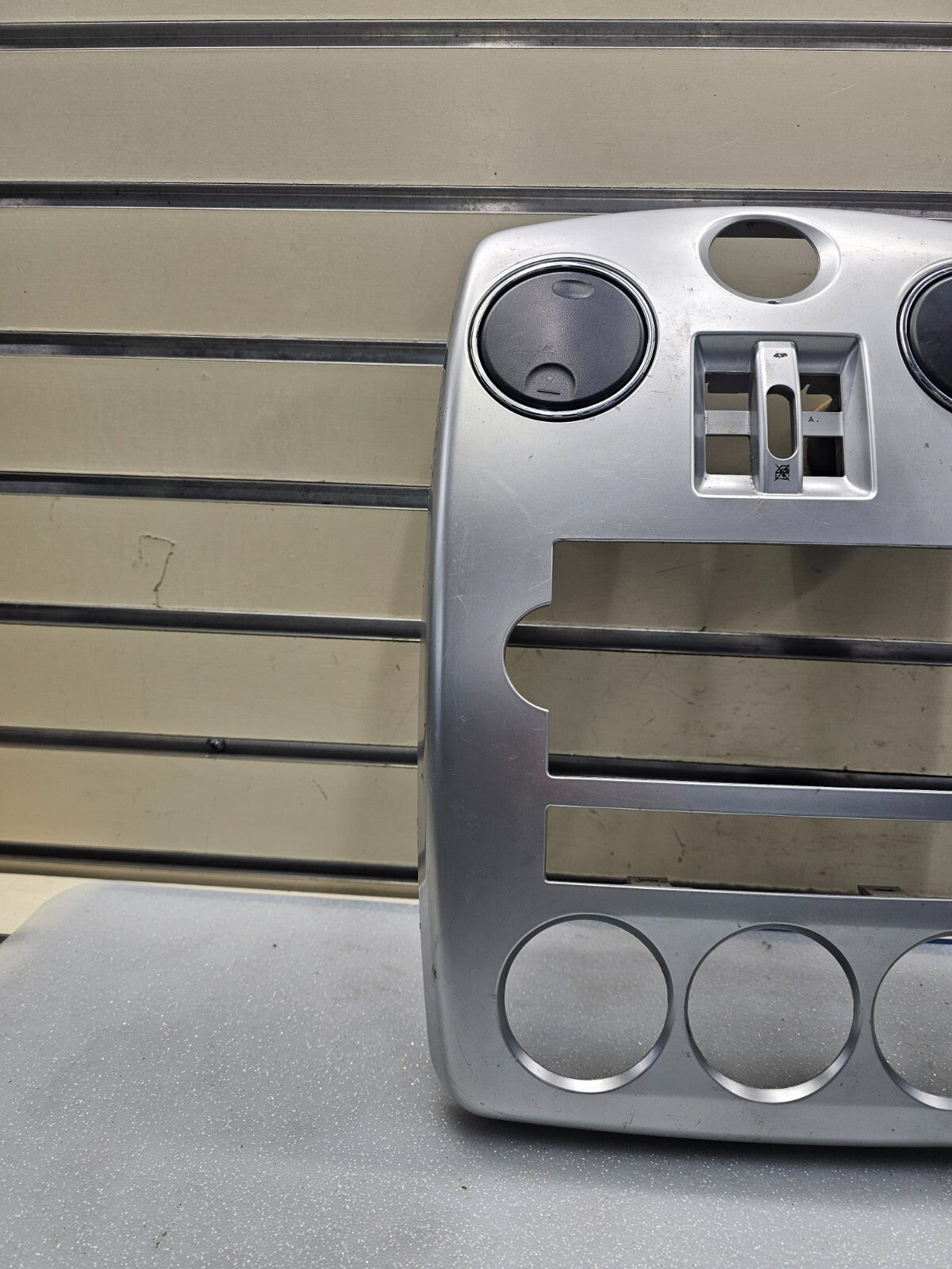 06-10 Chrysler PT Cruiser Radio Bezel Climate Control Trim Dash Panel Vents B44