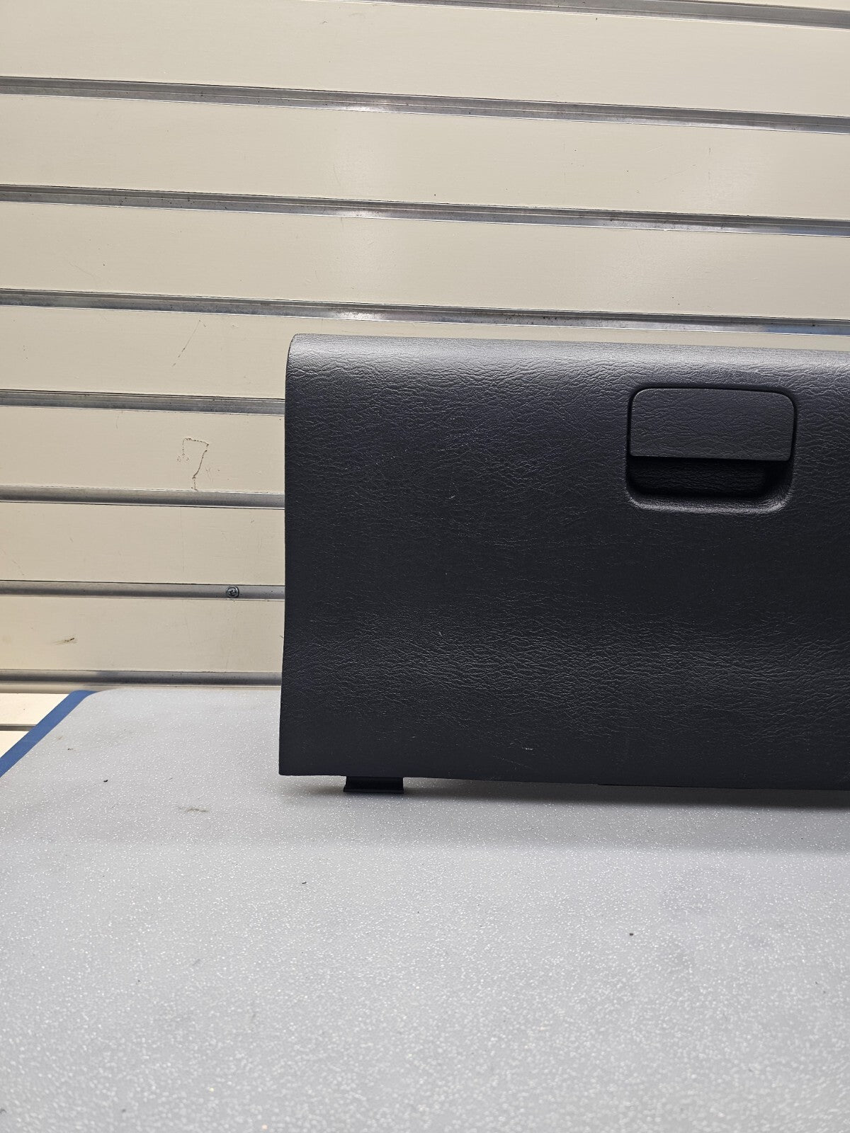 02-05 Dodge RAM 1500 2500 Dash GLOVE BOX Storage Compartment Assembly BLACK G22