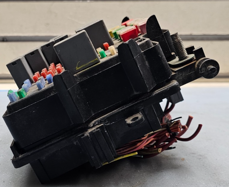 🔥06-07 Chevy Silverado Sierra Power Module Engine Unit Fuse Relay Box Junction