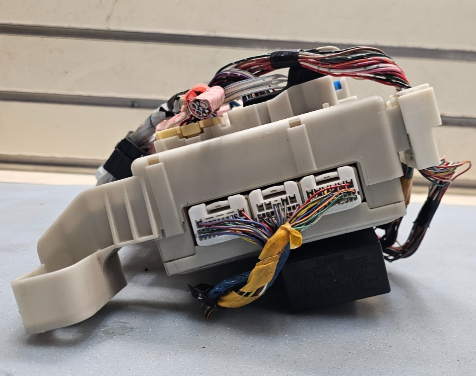🔥03-09  Toyota 4Runner Interior Cabin Fuse Box Relay Junction Block Panel OEM