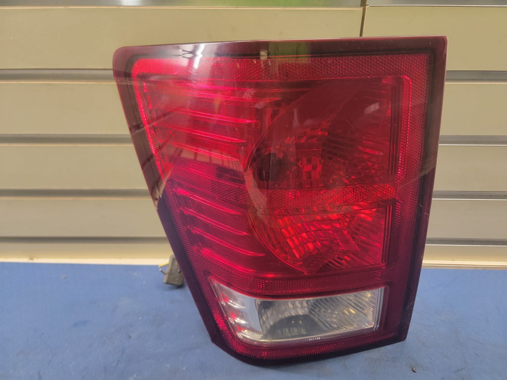🔥2007-2010 Jeep Grand Cherokee Tail light Right Passenger Side Assembly Chrome