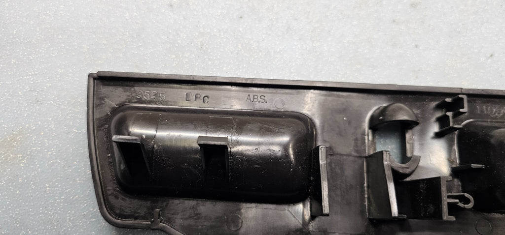 95-06 Silverado Sierra C/K 1500 2500 Center Console Jump Seat Lid Latch Assembly