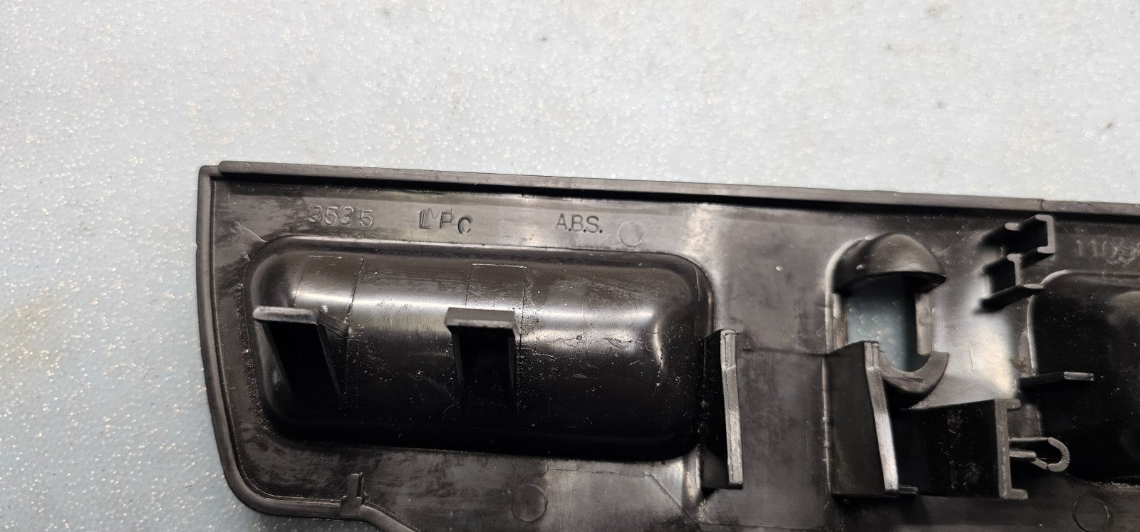 95-06 Silverado Sierra C/K 1500 2500 Center Console Jump Seat Lid Latch Assembly