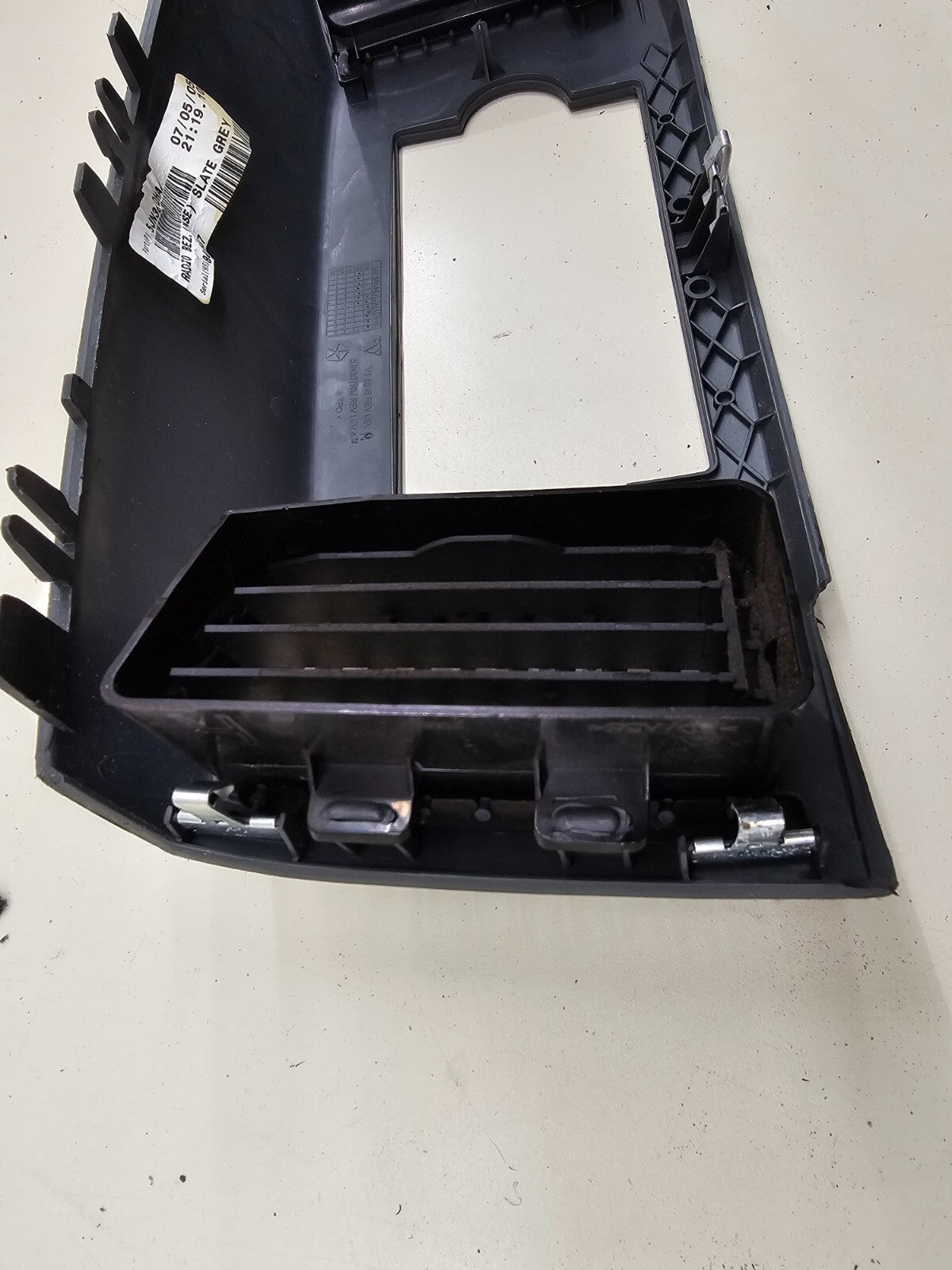 05-07 Jeep Grand Cherokee Center Radio Dash Bezel Trim Panel Surround Balck B30