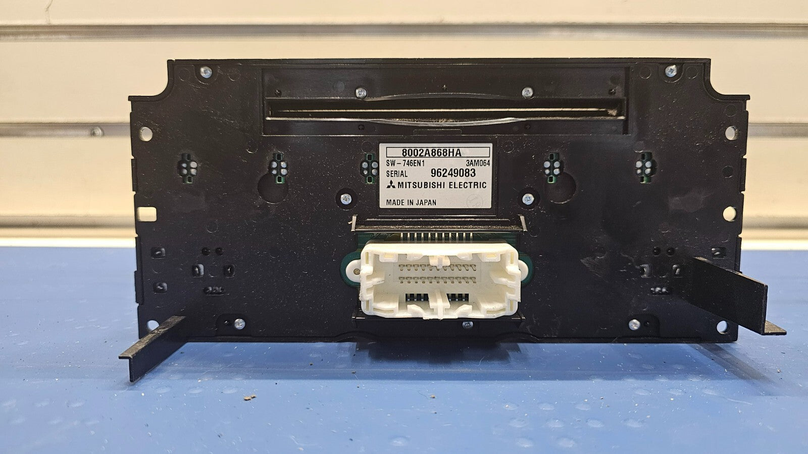 06-08 Mitsubishi ENDEAVOR Dash AM FM Radio CD Player Control Stereo Assembly OEM