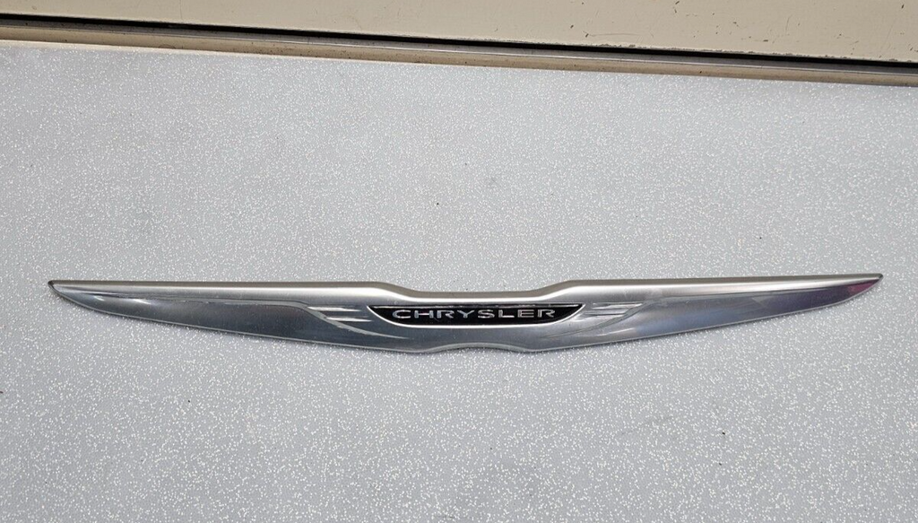 11-14 CHRYSLER 200 REAR TRUNK DECK DOOR EMBLEM BADGE LID NAMEPLATE LOGO MOLDING