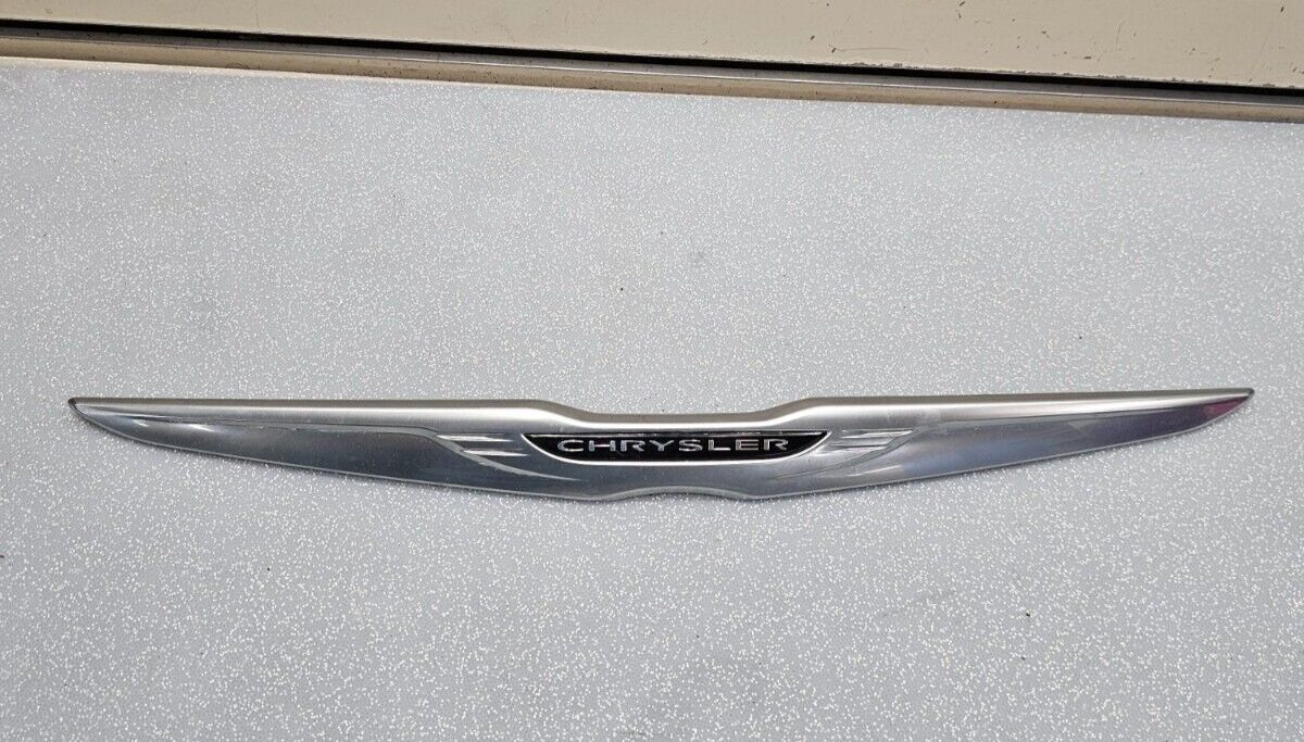 11-14 CHRYSLER 200 REAR TRUNK DECK DOOR EMBLEM BADGE LID NAMEPLATE LOGO MOLDING