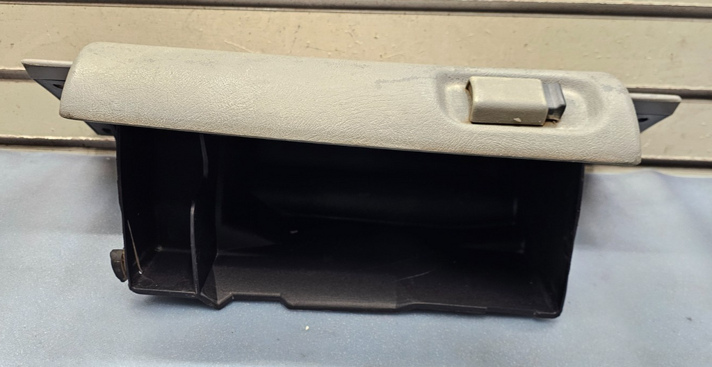 95-99 CHEVY GMC TRUCK SILVERADOC/K Glove Box Storage Compartment Assembly LT TAN