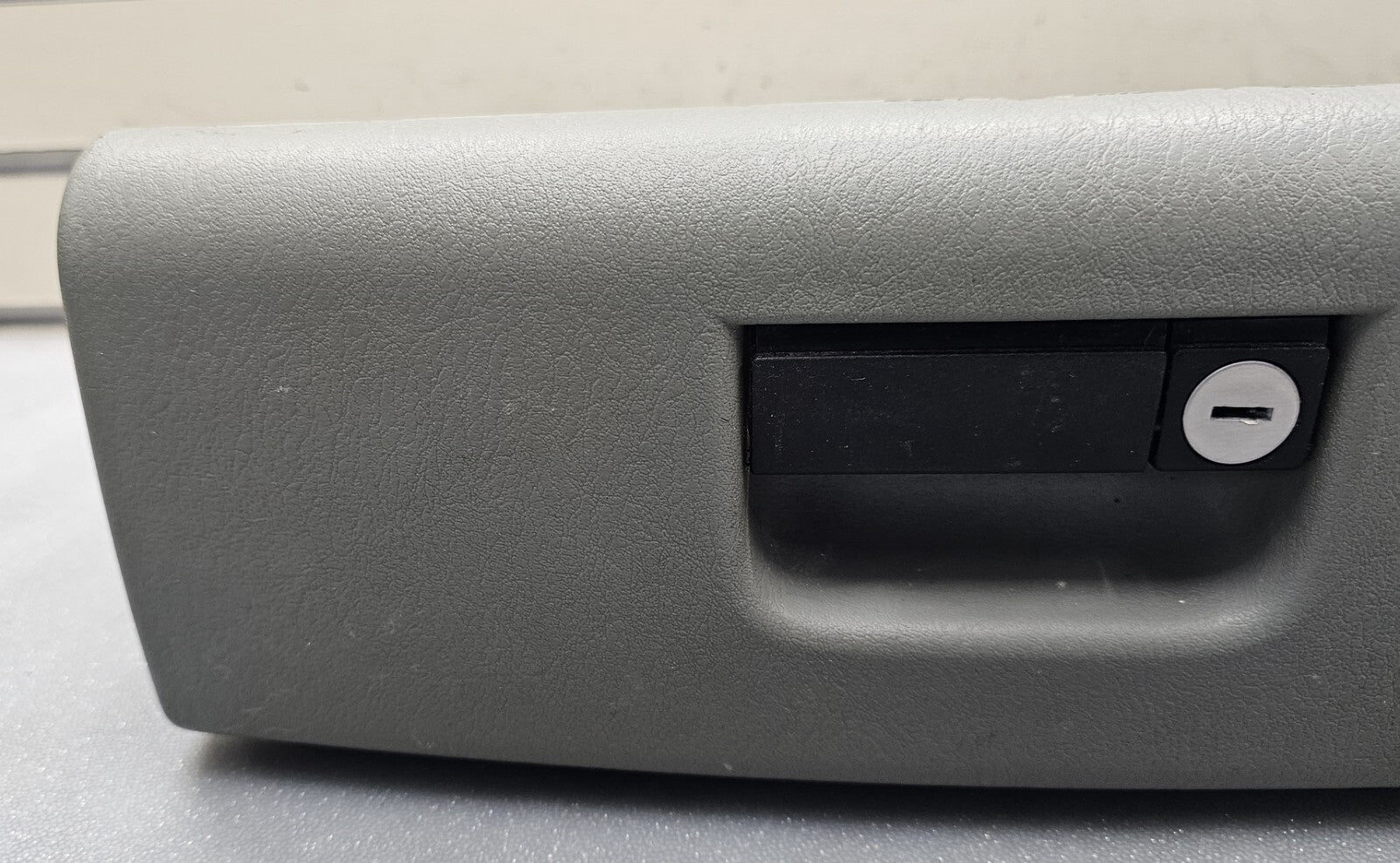 🔥01-07 CARAVAN TOWN COUNTRY DASH GLOVE BOX COMPARTMENT LID COVER ASSEMBLY GRAY