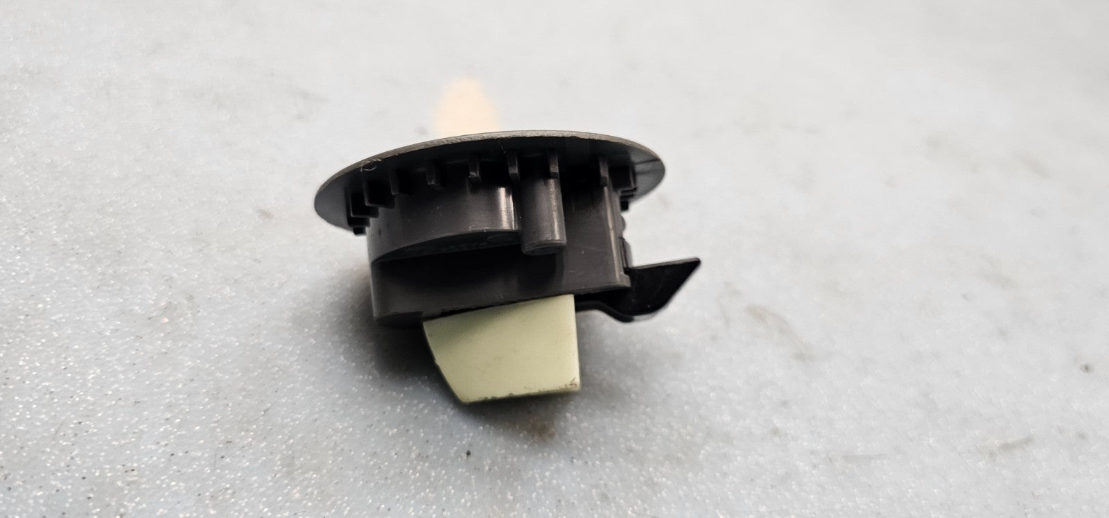 🔥08-16 GRAND CARAVAN TOWN & COUNTRY STOW N GO FLOOR COVER LIFT LATCH HANDLE OEM