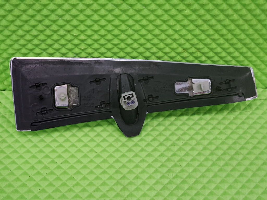 10-12 Cadillac SRX Front Right Turn Signal Marker Repeater Fender Mounted SILVER