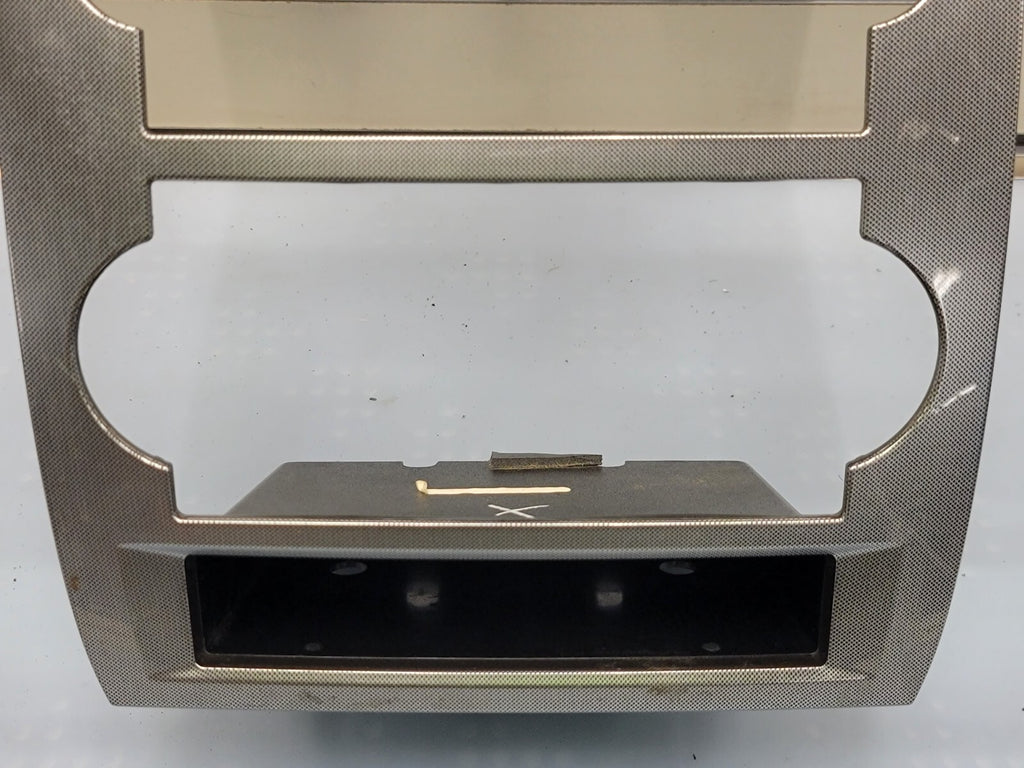 05-07 CHRYSLER 300 RADIO BEZEL CENTER AIR VENTS Storage CARBON SILVER B16