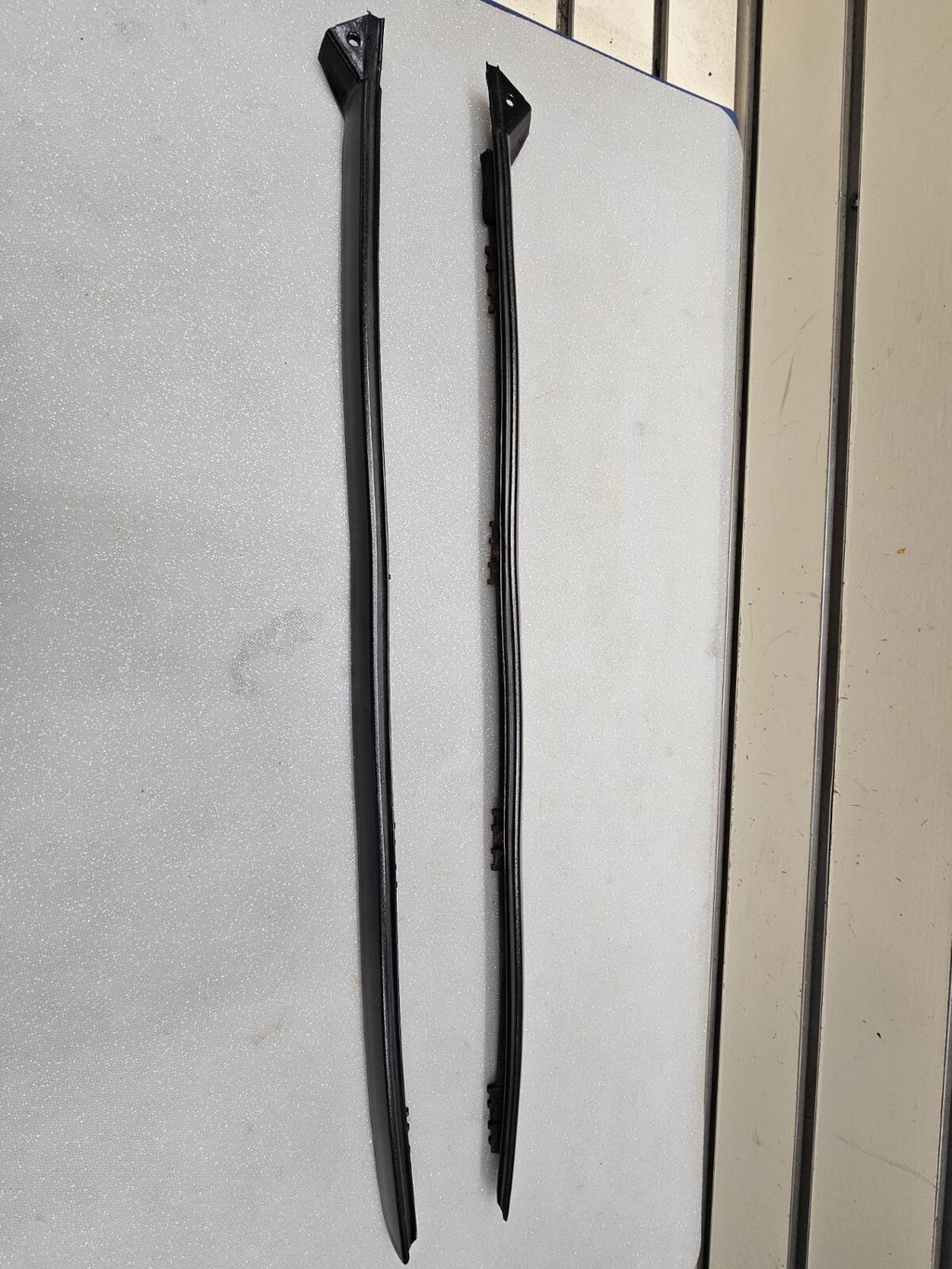 05-10CHRYSLER 300 CHARGER MAGNUM LEFT &RIGHT WINDSHIELD SRT8 SRT PILLAR MOLDING