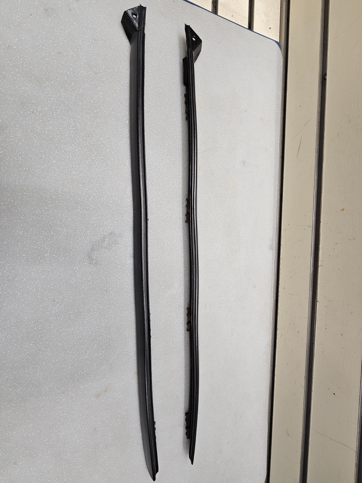 05-10CHRYSLER 300 CHARGER MAGNUM LEFT &RIGHT WINDSHIELD SRT8 SRT PILLAR MOLDING