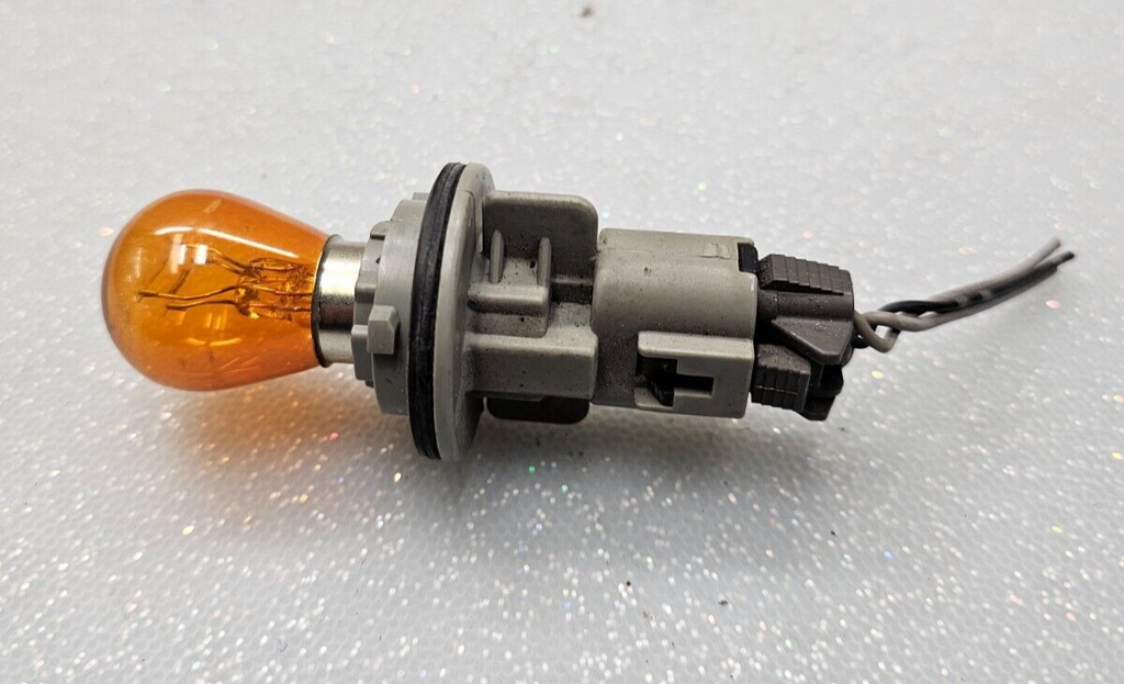 08-13 Nissan Rogue 99-04 Infiniti Turn Signal Light Bulb Socket Corner Flasher