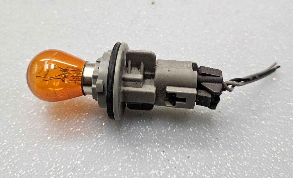 08-13 Nissan Rogue 99-04 Infiniti Turn Signal Light Bulb Socket Corner Flasher