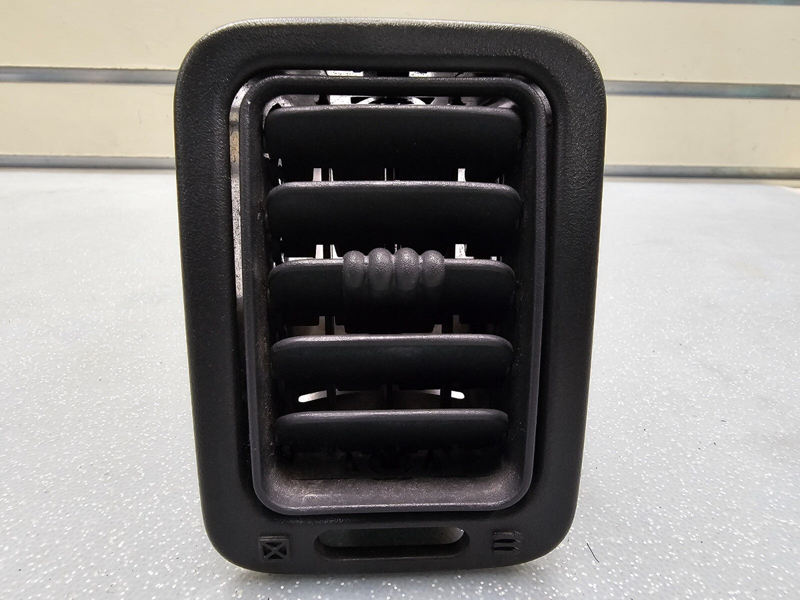 99-06 Silverado ESCALADE Dash A/C Heater AIR VENT Passenger Right GRAPHITE VT11