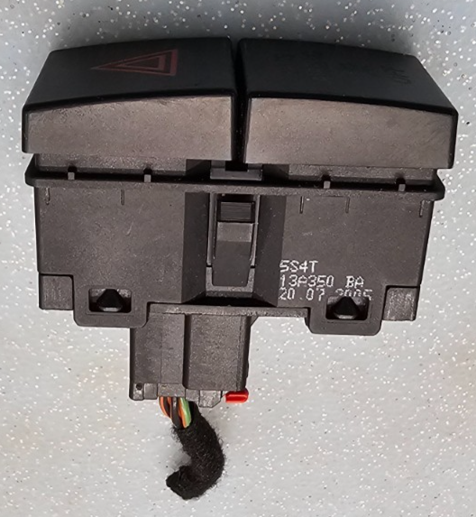 🔥05-07 Ford Focus Emergency Hazard Light Flasher Button Control Switch Assembly
