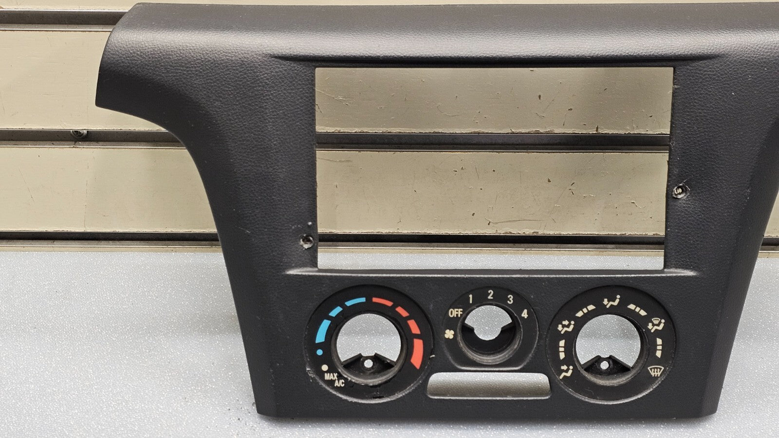 🔥03-06 MITSUBISHI OUTLANDER FRONT CENTER DASH RADIO CLIMATE CONTROL BEZEL TRIM