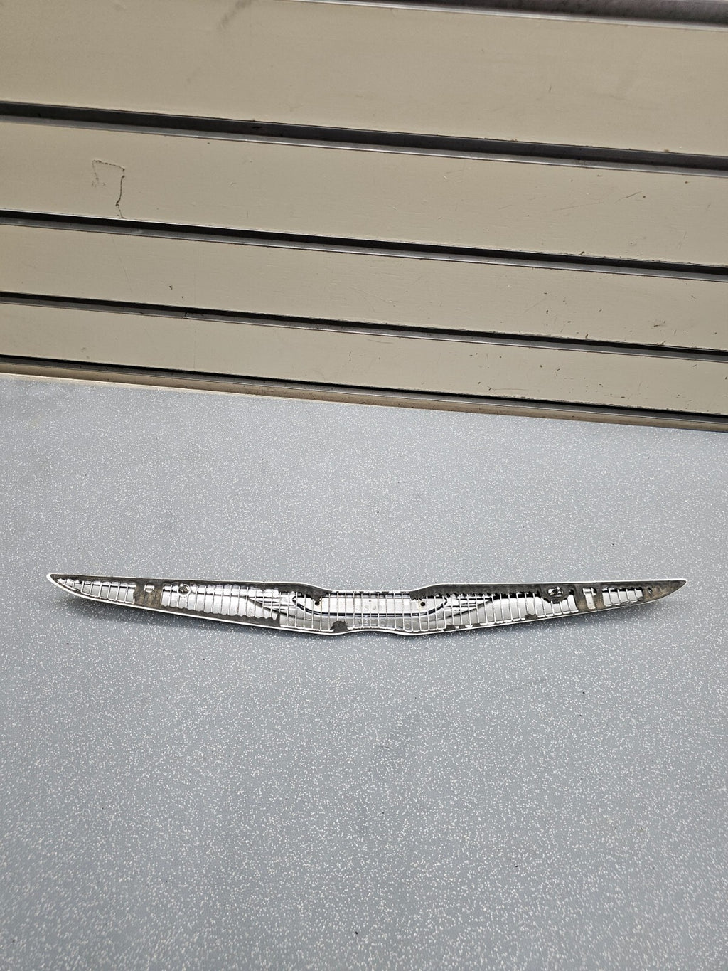 11-14 CHRYSLER 200 REAR TRUNK DECK DOOR EMBLEM BADGE LID NAMEPLATE LOGO MOLDING