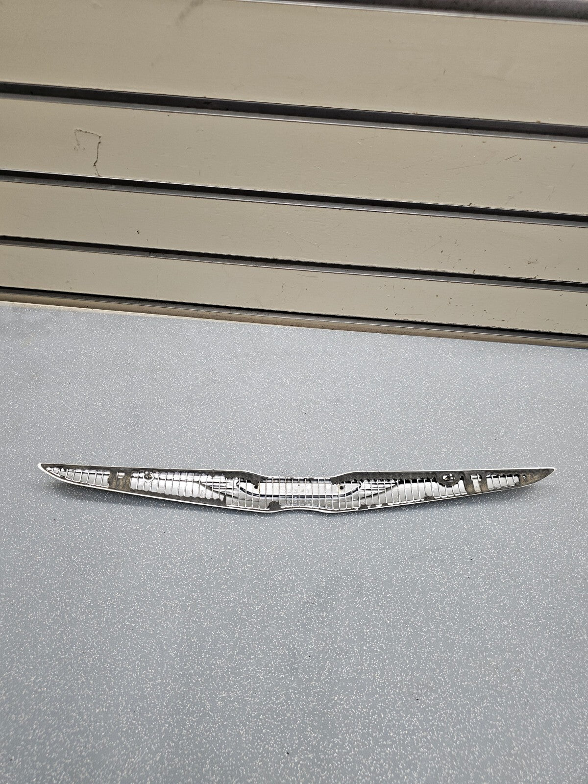 11-14 CHRYSLER 200 REAR TRUNK DECK DOOR EMBLEM BADGE LID NAMEPLATE LOGO MOLDING