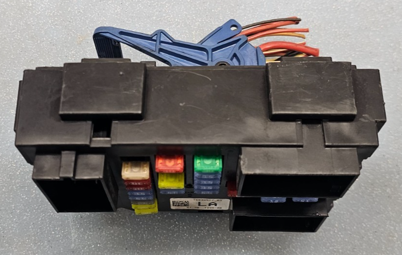 🔥2007 Escalade Yukon Tahoe Fuse Box Relay Control Module Wiring Junction Block