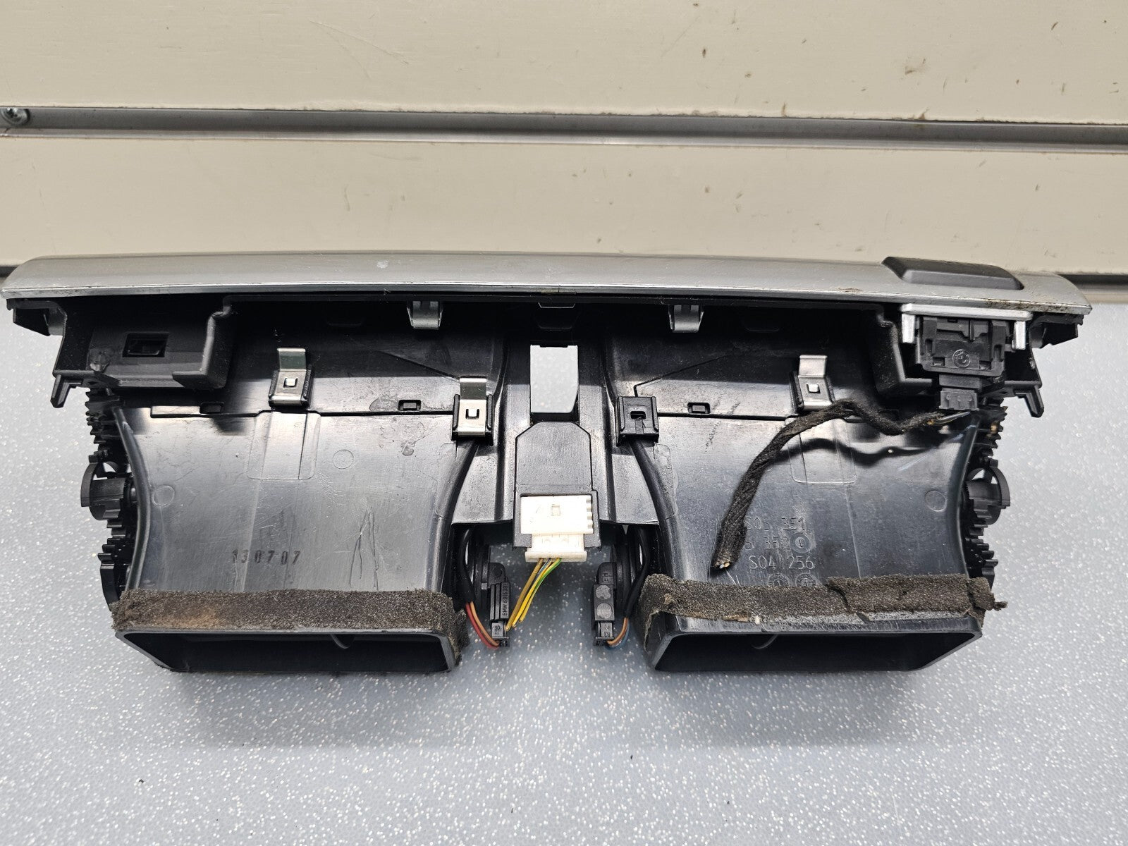07-13 BMW X5 Center Dash Air Vent Heater Filter Conditioner Bezel Assembly Black