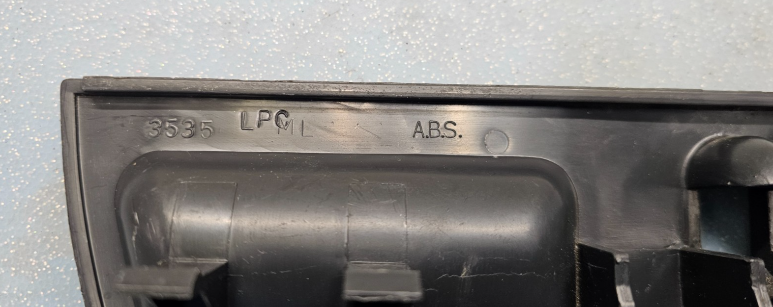 95-06 Silverado Sierra C/K 1500 2500 Center Console Jump Seat Lid Latch Assembly