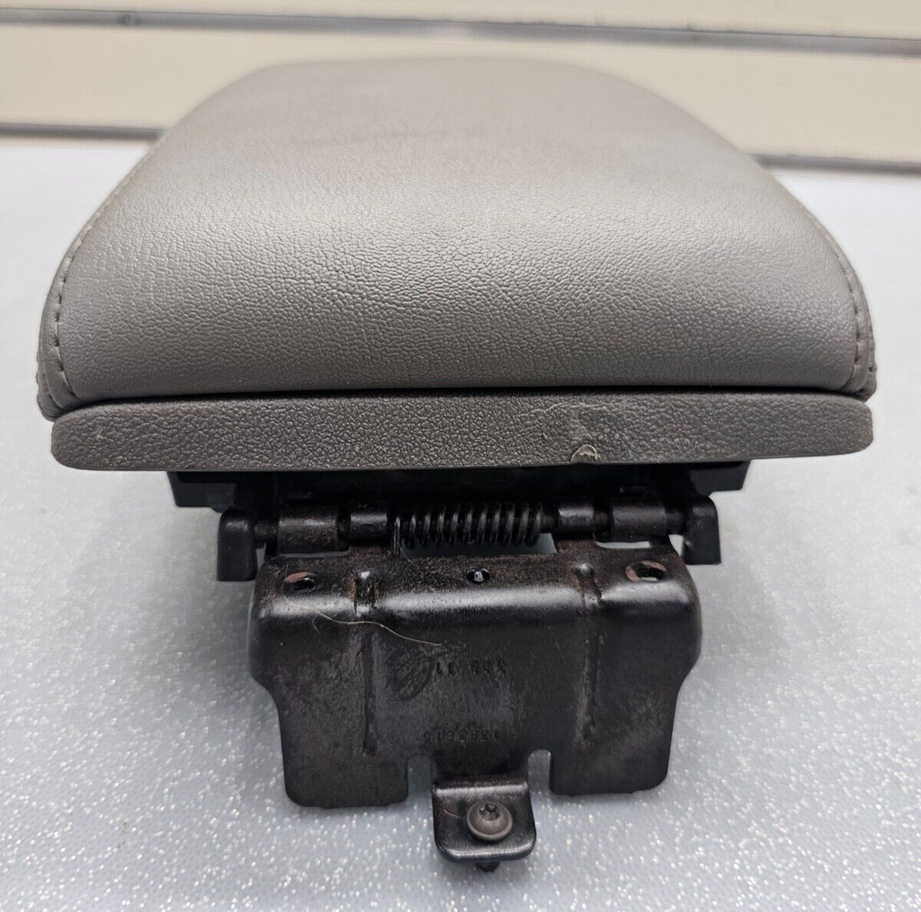 08-12 Chevy Malibu FRONT CENTER CONSOLE LID ARMREST ASSEMBLY STORAGE COVER GRAY
